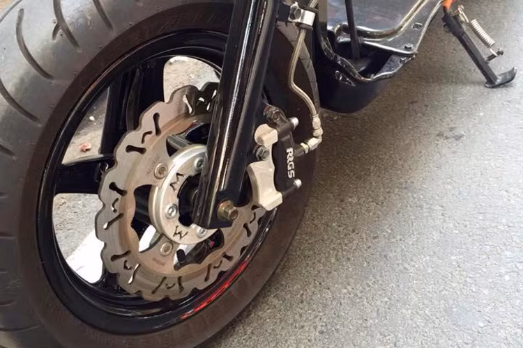 Chiếc xe được độ lại dàn chân trước cứng cáp với đĩa Malossi , heo RRGS Taiwan siêu tốt , dây dầu galfer . .