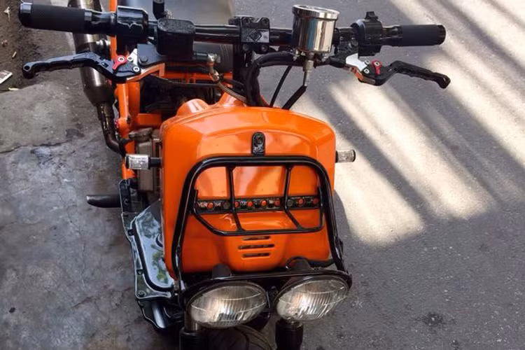 Phần đầu xe không có nhiều thay đổi ngoài việc được làm mới, hai xi nhan trước được độ lại bằng loại đèn led nhỏ hai bên. Ngoài ra nó còn được trang bị bao tay rizoma , tay thắng biker. 