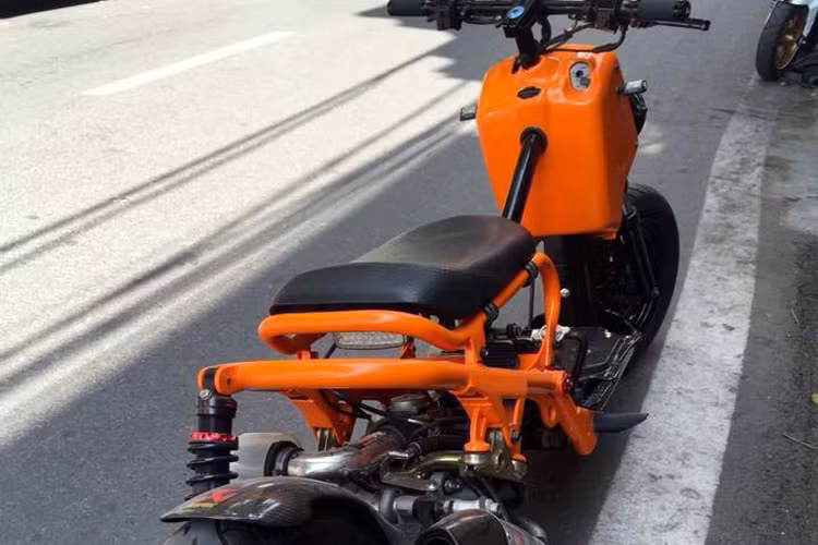 Dè sau được làm lại bằng loại ốp các bon siêu nhẹ, khung sườn và tổng thể xe được sơn lại mới với màu cam bắt mắt.