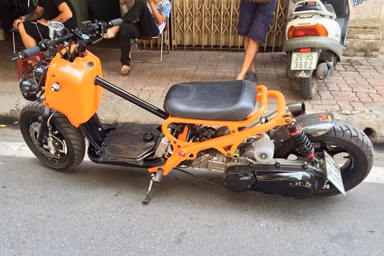 Honda zoomer cũng là chiếc xe rất được những người chơi xe độ kiểng ưa chuộng, bởi đây là mẫu mã cá tính, năng động đi kèm bộ máy 50cc rất tiết kiệm nhiên liệu.