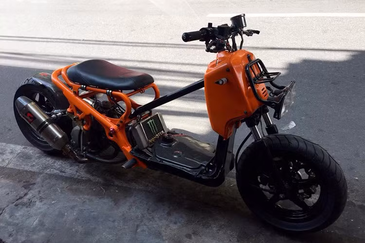 Với thiết kế xe dạng khung sườn lộ ra ngoài, phơi bày hết tất cả bộ phận bên trong, chiếc Honda zoomer 50cc khiến cho nhiều tín đồ chơi xe thích thú và lấy đó để thiết kế và độ thêm cho xe thêm độc đáo.