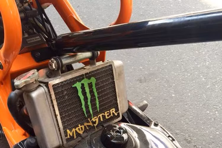 Xe được trang bị bình làm mát lớn ngay phía sàn để chân của xe.