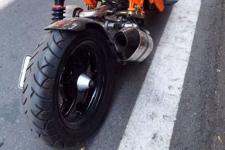 Dàn chân sau độ 1 gắp với mâm xe cách điệu, cá tính. Lốp xe không được độ lớn nhưng khá phù hợp với thể tích của Honda zoomer.