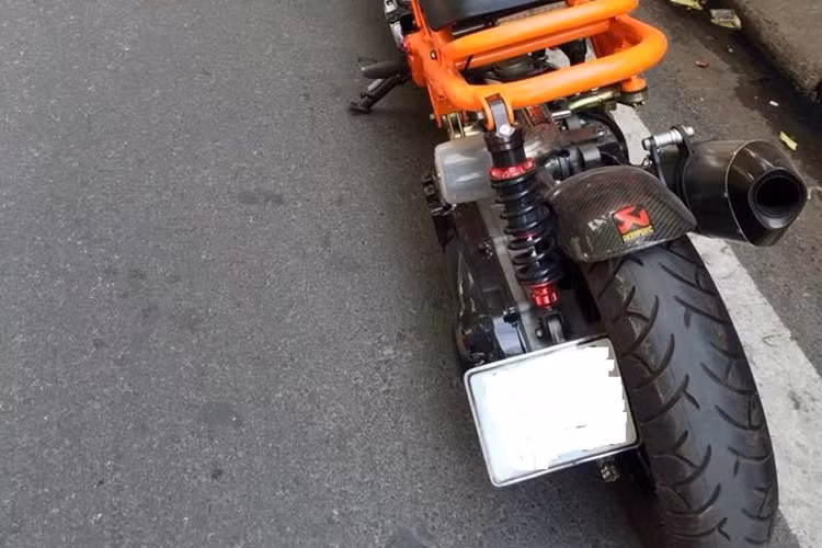 Cuối cùng là pô độ hàng hiệu Akrapovic hầm hố và cứng cáp, cho tốc độ xe mạnh hơn cùng tiếng nổ khiến "ai cũng phải ngoái nhìn" .