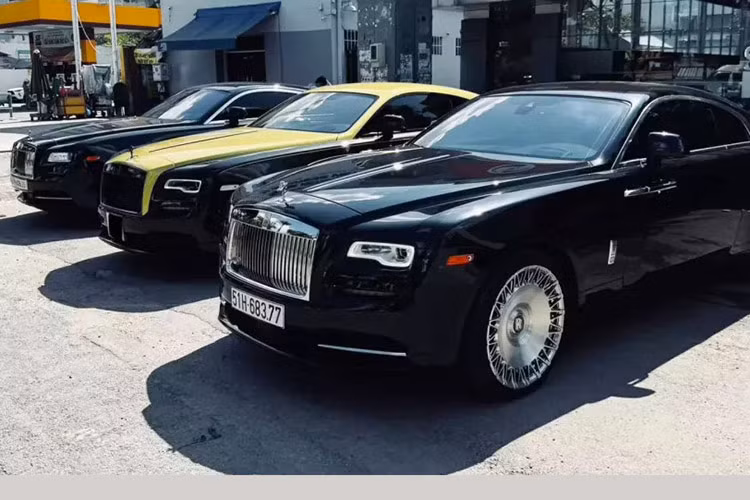Chính vì sự ít ỏi của dòng xe coupe siêu sang Rolls-Royce Wraith tại Việt Nam mà mới đây, hình ảnh 3 chiếc xe Wraith với các biến thể khác nhau, cùng tụ tập trên 1 con phố ở TP HCM đã nhanh chóng nhận được sự quan tâm không nhỏ của giới mê xe. Trong số 3 chiếc Wraith này có phiên bản Series I, Series II và sau cùng là chiếc xe Rolls-Royce Wraith Black Badge Sportive độc thế giới.
