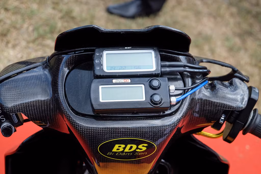 Cụm đồng hồ chỉ còn lại 2 màn hình. Cùm tăng tốc loại Domino nổi tiếng. Bên trái là nút bấm sang số +/-.