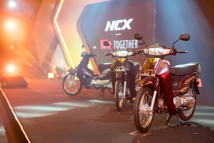 Honda vừa chính thức giới thiệu phiên bản Honda Dream 125 2025 mới tại thị trường Campuchia với tên gọi NCX Dream 125, đánh dấu sự trở lại đầy ấn tượng của dòng xe từng rất được ưa chuộng tại thị trường Đông Nam Á, đặc biệt là Việt Nam và Thái Lan.