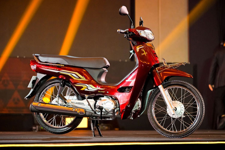 Mẫu xe máy số Honda Dream 125 2025 vẫn giữ nguyên kích thước tổng thể dài x rộng x cao lần lượt là 1.868 x 697 x 1.051 mm. Xe có khoảng sáng gầm 134 mm và chiều cao yên 751 mm. 