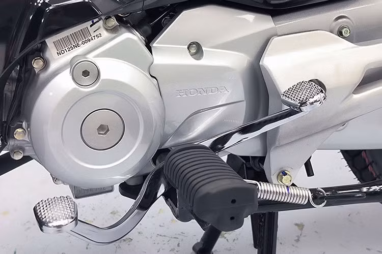 Dream 125 2025 được trang bị động cơ phun xăng điện tử 123,94 cc, xi-lanh đơn, 4 thì, làm mát bằng không khí, tỷ số nén 10.0:1. Xe sử dụng hệ thống phun xăng điện tử tiết kiệm nhiên liệu, hộp số 4 cấp cùng ly hợp ly tâm tự động, truyền động bằng xích. 