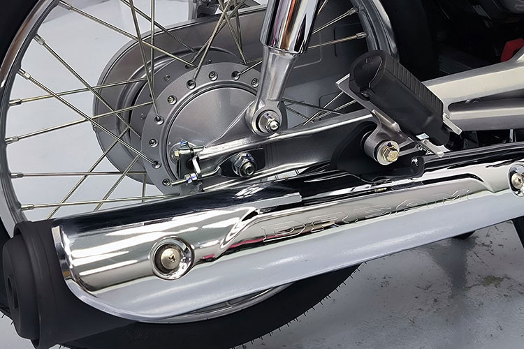 Xe sử dụng phanh tang trống, ống xả được bổ sung ốp bảo vệ mạ chrome. Dưới yên xe có hộc chứa đồ, mở bằng chìa khóa cơ. Hệ thống treo đôi tăng độ ổn định giúp mang lại hành trình êm ái hơn. 