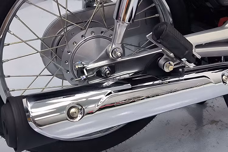 Xe sử dụng phanh tang trống, ống xả được bổ sung ốp bảo vệ mạ chrome. Dưới yên xe có hộc chứa đồ, mở bằng chìa khóa cơ. Hệ thống treo đôi tăng độ ổn định giúp mang lại hành trình êm ái hơn. 