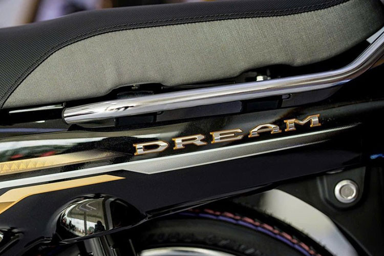 Ngoài tem mưới, Honda Dream 125 2025 vẫn được trang bị bộ mâm nan hoa 17 inch, với lốp trước kích thước 60/100-R17 và lốp sau 70/100-R17.