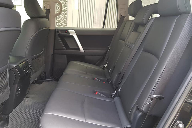 Toyota Land Cruiser Prado 2016 được trang bị động cơ xăng 2TR-FE 2.7L 4 xy lanh thẳng hàng cho công suất tối đa 164 mã lực và mô-men xoắn cực đại 246Nm. Đi kèm với động cơ này là hộp số tự động 6 cấp và hệ thống dẫn động 4 bánh toàn thời gian có trang bị khóa vi sai trung tâm hạn chế trượt TORSEN, hỗ trợ tối đa khả năng off-road của mẫu xe này.