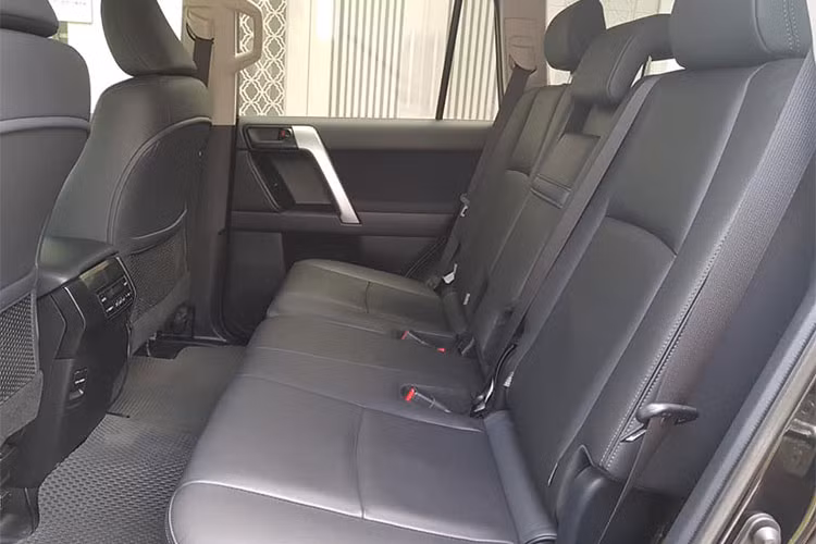 Toyota Land Cruiser Prado 2016 được trang bị động cơ xăng 2TR-FE 2.7L 4 xy lanh thẳng hàng cho công suất tối đa 164 mã lực và mô-men xoắn cực đại 246Nm. Đi kèm với động cơ này là hộp số tự động 6 cấp và hệ thống dẫn động 4 bánh toàn thời gian có trang bị khóa vi sai trung tâm hạn chế trượt TORSEN, hỗ trợ tối đa khả năng off-road của mẫu xe này.