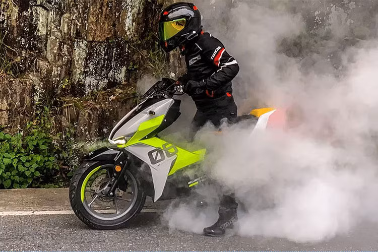 Khả năng tăng tốc của xe cũng là một con số hấp dẫn với chỉ 3 giây từ 0 - 50km/h. Trên xe là khối động cơ điện 10kW cho 30Nm lực xoắn và khối pin Lithium-ion 96V 80Ah.