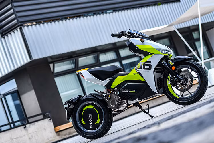 Thoạt nghe, chúng ta sẽ nghĩ ngay đến việc hãng xe Trung Quốc lại một lần nữa sao chép thiết kế của một mẫu xe nước ngoài để tạo ra một mẫu xe mới giá rẻ và cạnh tranh hơn. Thế nhưng, thực chất xe máy điện Felo FW06 lại là sản phẩm của sự hợp tác giữa chính Kymco của Đài Loan và một hãng xe Trung Quốc để bán vào thị trường màu mỡ này.