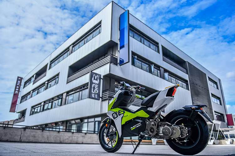 Về ngoại hình, có thể thấy đây là một mẫu xe máy điện có thiết kế hết sức đẹp mắt như những chiếc xe tay ga thể thao đậm chất đến từ Châu Âu.