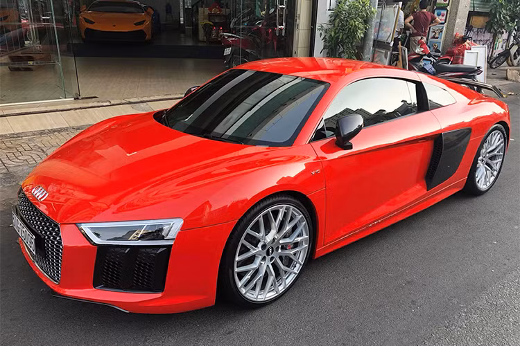 Chiếc siêu xe R8 V10 Plus trong bài viết này không phải là chiếc Audi đầu tiên mà nữ ca sỹ Đông Nhi sở hữu. Vào hồi đầu năm 2015, nữ ca sỹ này đã từng mua chiếc xe sang A7 Sportback trị giá 3,3 tỷ Đồng. Hiện nữ ca sĩ này đang là đại sứ thương hiệu của dòng xe Audi A3 Sportback.