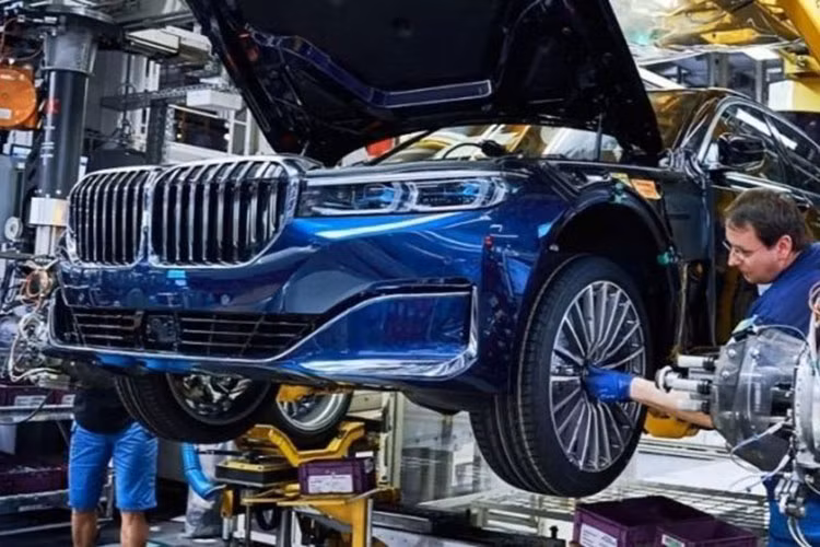 Hang loat hang xe sang quay lung voi Nga sau khi tan cong Ukraine