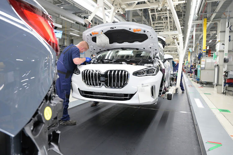 Hang loat hang xe sang quay lung voi Nga sau khi tan cong Ukraine-Hinh-3