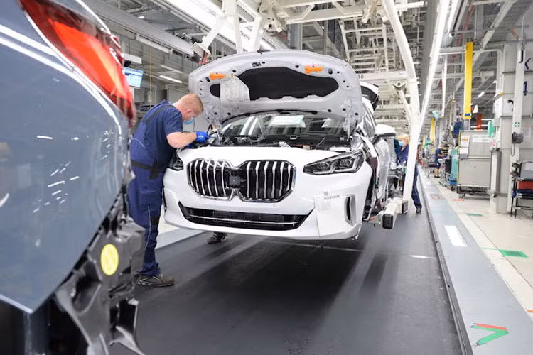 Hang loat hang xe sang quay lung voi Nga sau khi tan cong Ukraine-Hinh-3