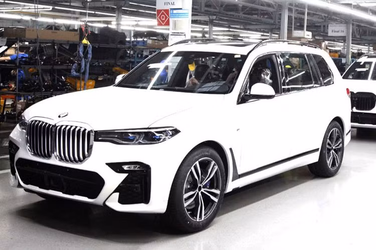 Hang loat hang xe sang quay lung voi Nga sau khi tan cong Ukraine-Hinh-2