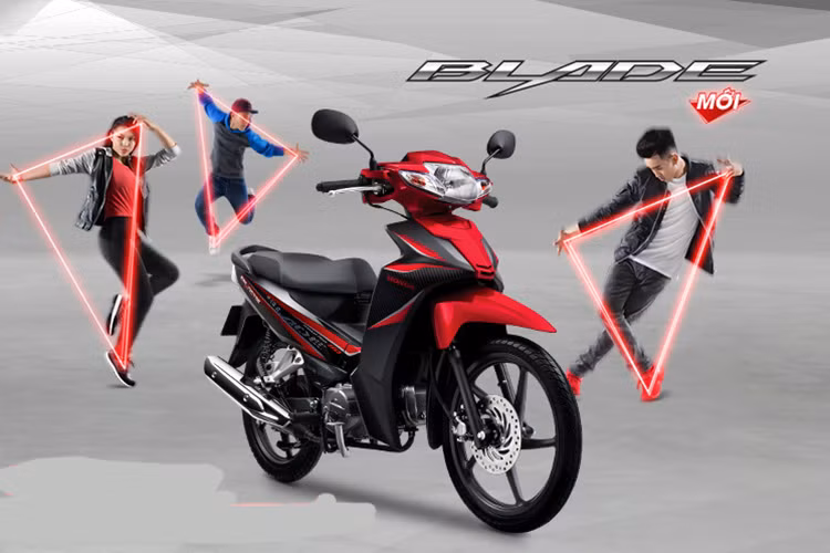 Phiên bản xe mới này vừa chính thức được Honda Việt Nam giới thiệu trong ngày hôm qua 26//12. Theo đó, mẫu xe số phổ thông Honda Blade 110 mới sẽ được bổ sung thêm màu đen xanh mới cùng tem xe được thiết kế lại thể thao và trẻ trung hơn.
