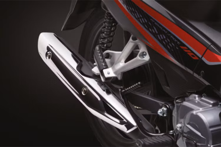 Hệ thống ống xả được thiết kế chếch cao mang phong cách trẻ trung, thể thao. Bên cạnh đó, nó còn được trang bị thêm ốp chống nóng tránh tình trạng người sử dụng bị bỏng khi đang chạy hoặc dừng xe. 