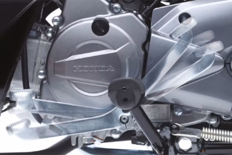 Honda Blade 110 mới sử dụng động cơ 4 kỳ 110cc, làm mát bằng không khí, được cải tiến tối ưu hóa khả năng tăng tốc và chuyển số. Phiên bản này cũng đạt tiêu chuẩn khí thải Euro 3 mới theo đúng lộ trình đặt ra đối với các dòng xe máy tại Việt Nam.