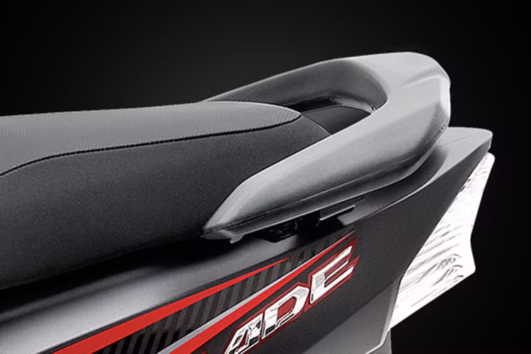 Tem xe được thiết kế mới, nổi bật là logo 3D Blade cách điệu tạo. Tem sơn bóng được áp dụng trên bản phanh đĩa, phanh cơ vành nan hoa. Trong khi đó tem sơn mờ với logo 3D sẽ được áp dụng cho bản phanh đĩa, vành đúc.