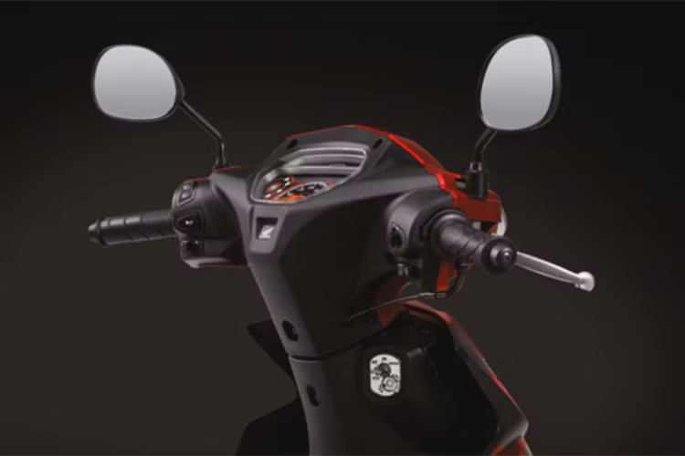 Phần đầu xe Blade 110 sở hữu kiểu dáng rất gọn gàng với những đường nét khá góc cạnh. Honda cho biết họ đã kết hợp giữa tư thế người lái và kiểu dáng của xe để mang đến cho khách hàng tư thế lái xe bắt mắt, tự tin và thoải mái. Cụm đồng hồ xe được thiết kế đơn giản, dễ quan sát và đầy đủ thông tin.