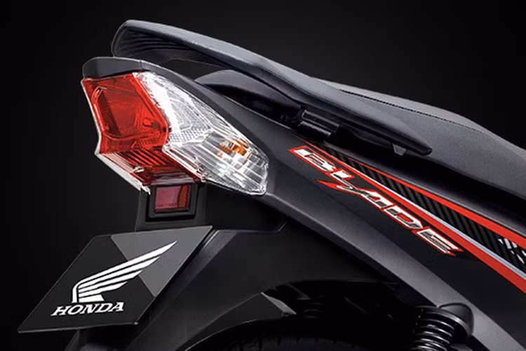 Chiều cao yên của Blade 110 phiên bản 2017 là 796mm, không cao và cũng không quá thấp nên cho tư thế ngồi thoải mái và cũng thanh lịch. Duôid xe là cụm đèn hậu và xi nhan liền khối, dưới yên xe là cốp để đồ chưa được một mũ bảo hiểm nửa đầu và một số vật dụng cá nhân.