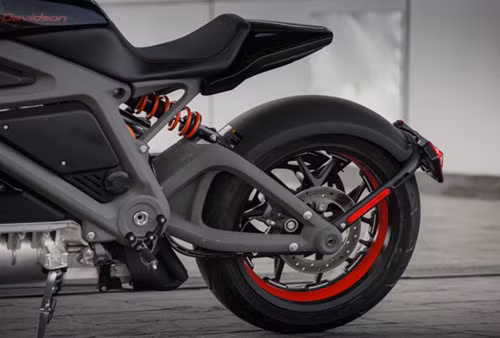 Đối với những ai đam mê Harley-Davidson sẽ dễ dàng nhận thấy một chiếc môtô chạy điện không thể mang trên hình những khối động cơ V-Twin đồ sộ, mạnh mẽ và bứt tốc nhanh nhưng có lẽ họ đã nhầm – Project LiveWire tăng tốc từ 0 lên 100km/h chưa đầy 4 giây trước khi đạt tốc độ tối đa 150 km/h.