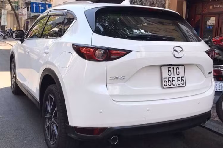 Trước đây trên thị trường mua bán xe ôtô tại Việt Nam, cũng đã có nhiều trường hợp xe có biển số đẹp được rao bán lại với giá trị gấp đôi chiếc xe đó, thông thường chủ xe sẽ không sử dụng mà rao bán cho những người có nhu cầu sở hữu ôtô biển số siêu đẹp hoặc siêu độc, dễ nhớ.