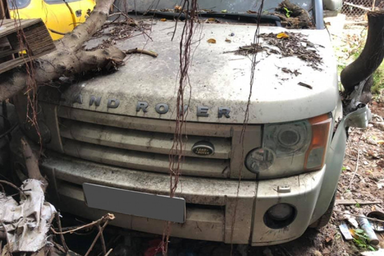 Cũng thuộc phân khúc SUV nhưng ngoại thất chiếc xe Land Rover Discovery này lại không may mắn như Hummer H2. Dễ dàng nhận ra lớp bụi dày đóng ở ngoại thất chiếc SUV Land Rover Discovery này và cả rêu. Không chỉ thế, một vòm bánh xe phía trước, bên tài xế bị bung ra.