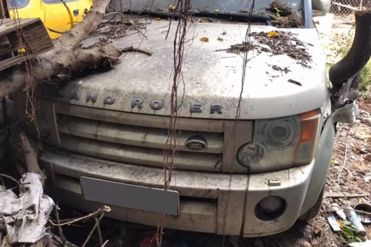 Cũng thuộc phân khúc SUV nhưng ngoại thất chiếc xe Land Rover Discovery này lại không may mắn như Hummer H2. Dễ dàng nhận ra lớp bụi dày đóng ở ngoại thất chiếc SUV Land Rover Discovery này và cả rêu. Không chỉ thế, một vòm bánh xe phía trước, bên tài xế bị bung ra.