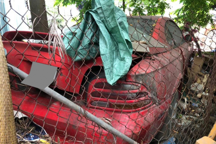 Theo chủ nhân của bộ ảnh, những chiếc xe thể thao và xe sang này đang ở khu vực quận Long Biên, Hà Nội. Những chiếc xe từng được nâng niu ở quá khứ nhưng được bảo quản trong điều kiện cực kỳ tệ ở hiện tại. Hiện vẫn chưa rõ nguyên nhân những chiếc xe hàng độc này bị bỏ rơi thê thảm như vậy.