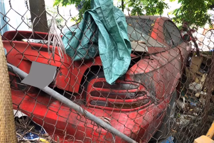 Theo chủ nhân của bộ ảnh, những chiếc xe thể thao và xe sang này đang ở khu vực quận Long Biên, Hà Nội. Những chiếc xe từng được nâng niu ở quá khứ nhưng được bảo quản trong điều kiện cực kỳ tệ ở hiện tại. Hiện vẫn chưa rõ nguyên nhân những chiếc xe hàng độc này bị bỏ rơi thê thảm như vậy.