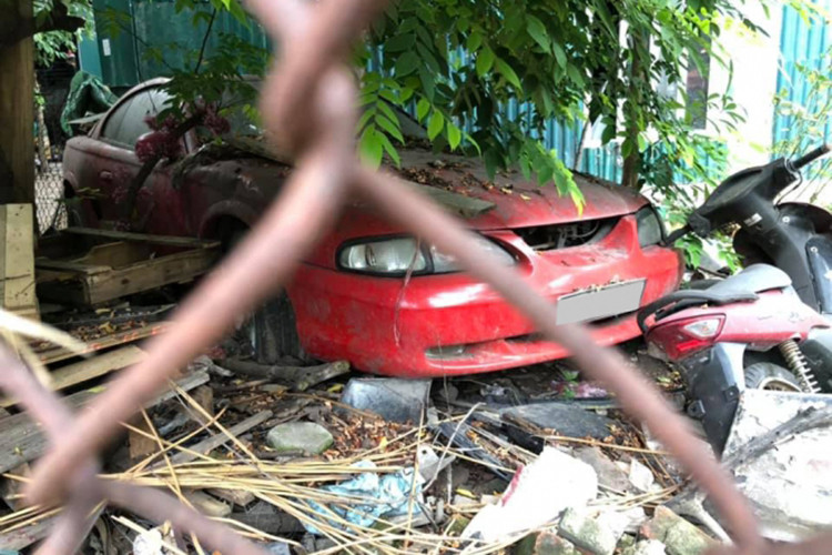 Cuối cùng là chiếc xe thể thao Ford Mustang thế hệ thứ 4 màu đỏ bị hư hỏng ở lưới tản nhiệt "không cánh mà bay". Cửa xe và cốp khoang hành lý không thể đóng lại được, bên cạnh đó còn một chiếc xe máy Honda Wave vứt chỏng chơ và không đeo biển kiểm soát.