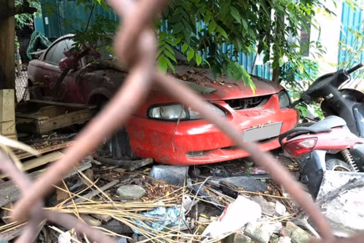 Cuối cùng là chiếc xe thể thao Ford Mustang thế hệ thứ 4 màu đỏ bị hư hỏng ở lưới tản nhiệt "không cánh mà bay". Cửa xe và cốp khoang hành lý không thể đóng lại được, bên cạnh đó còn một chiếc xe máy Honda Wave vứt chỏng chơ và không đeo biển kiểm soát.