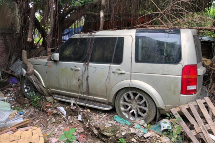 Các phuộc xe đều có dấu hiệu bị hư hỏng, chưa hết, chiếc SUV đến từ Anh quốc, Land Rover Discovery vứt xó này còn bị rễ cây bám lên thân xe trông khá thảm thương. Tuy nhiên, một bức ảnh chụp nội thất chiếc Land Rover Discovery lại cho thấy phần da bọc ở ghế ngồi còn mới.