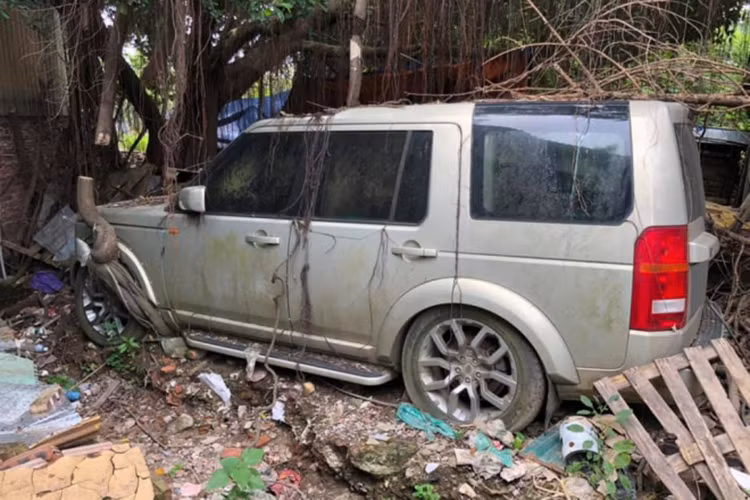 Các phuộc xe đều có dấu hiệu bị hư hỏng, chưa hết, chiếc SUV đến từ Anh quốc, Land Rover Discovery vứt xó này còn bị rễ cây bám lên thân xe trông khá thảm thương. Tuy nhiên, một bức ảnh chụp nội thất chiếc Land Rover Discovery lại cho thấy phần da bọc ở ghế ngồi còn mới.