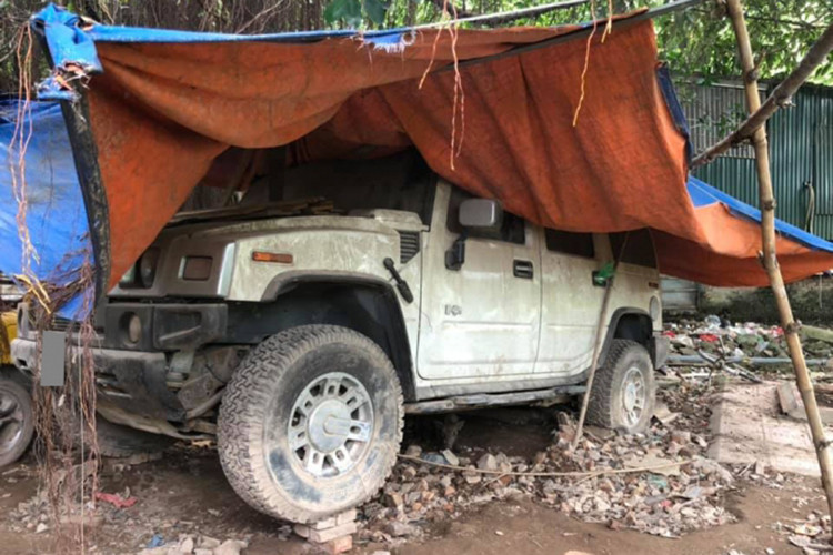 Chiếc xe thể thao Toyota Celica bỏ xó màu vàng này nằm giữa cặp đôi SUV hàng khủng khác là Land Rover Discovery và Hummer H2. Trong đó, chiếc xe đắt tiền Hummer H2 được che một tấm bạt khá lớn nên ngoại thất chỉ bị đóng bụi dày đặc.