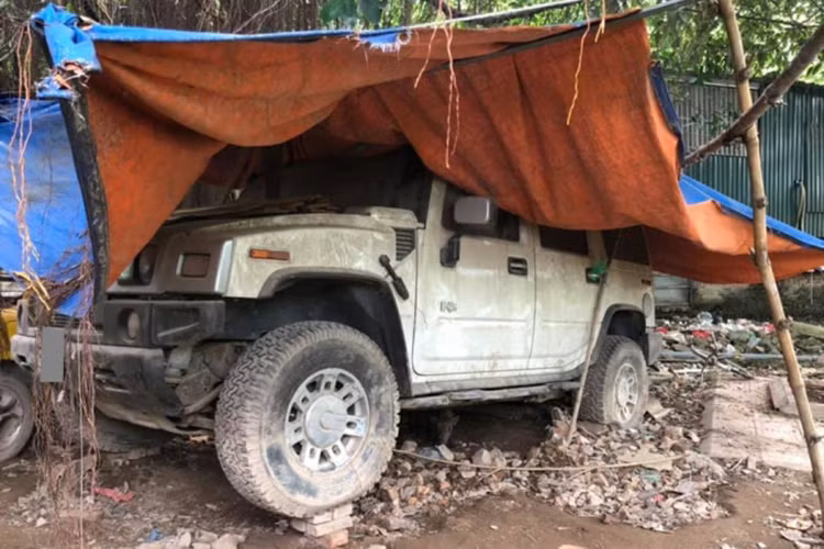 Chiếc xe thể thao Toyota Celica bỏ xó màu vàng này nằm giữa cặp đôi SUV hàng khủng khác là Land Rover Discovery và Hummer H2. Trong đó, chiếc xe đắt tiền Hummer H2 được che một tấm bạt khá lớn nên ngoại thất chỉ bị đóng bụi dày đặc.