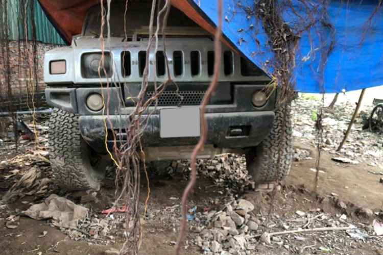 Những chiếc xe "khủng" bị hắt hủi tại bãi gửi xe ở một garage tại Hà Nội có không ít chiếc hư hỏng nặng ngoại thất. Chẳng hạn như chiếc Toyota Celica mang màu sơn vàng bị mất cản va trước, lưới tản nhiệt và cả đèn pha của xe. Ngoại thất xe cũng bị xuống cấp và bụi đóng dày đặc.