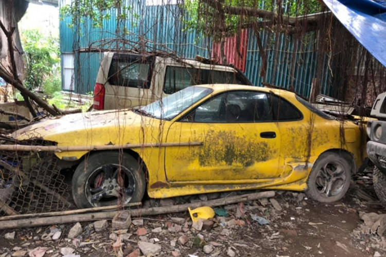 Mới đây trên mạng xã hội xuất hiện hình ảnh một loạt xe ôtô khủng bỏ xó tại một bãi gửi xe ở Hà Nội khiến không ít người "thèm thuồng" xen lẫn xót xa. "Những siêu xe bị lãng quên. Khi còn thanh xuân thì nâng niu chiều chuộng. Thật đáng tiếc!", người đăng tải những bức ảnh về loạt xe khủng bị bỏ rơi này cho hay.