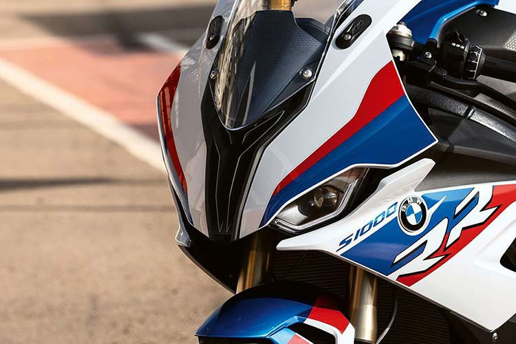 BMW S1000RR 2020 tại Việt Nam thuộc thế hệ mới nhất, vừa được nâng cấp toàn diện về cả thiết kế lẫn trang bị động cơ. Đầu tiên, BMW S1000RR 2020 trang bị động cơ 4 xylanh, dung tích 998 cc, nhưng đã được cải tiến để đáp ứng tiêu chuẩn Euro5 áp dụng vào ngày 1/1/2020.