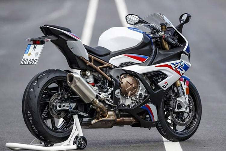 Rất may là phần dàn áo ốp hai bên vẫn được hình mang cá mập quen thuộc. Trong khi mẫu S1000RR thế hệ cũ được ví như "cá mập" thì S1000RR 2020 lại được so sánh với "cá voi sát thủ" do có thiết kế đèn và và dàn áo mới. Về mặt công nghệ, BMW S1000RR 2020 sở hữu nhiều hệ thống điện tử hỗ trợ người lái như DTC, ABS Pro, DTC Wheelie Function và hệ thống DDC.