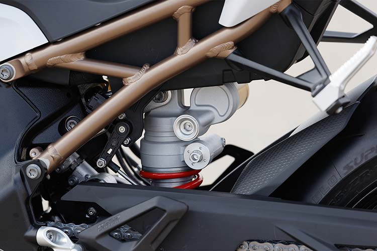 Về ngoại hình, BMW S1000RR 2020 gây bất ngờ khi không còn thiết kế bất đối xứng đặc trưng. Thay thế cho cặp đèn "mắt nổ mắt xịt" là cặp đèn pha LED nhỏ gọn hơn, bao quanh viền đèn pha là đèn định vị LED hiện đại, càng nhấn mạnh và làm nổi bật cặp đèn pha mới của xe.