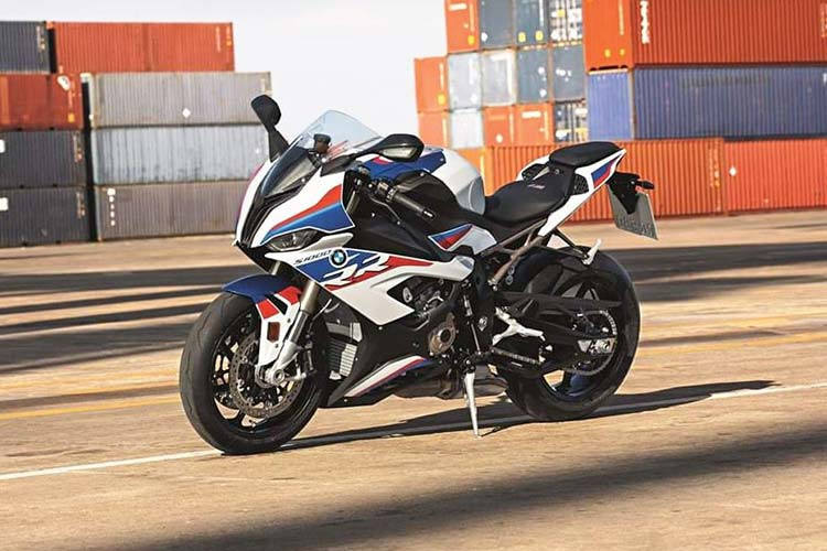 BMW Motorrad vừa chính thức công bố giá bán cho siêu môtô BMW S1000RR 2020 tại thị trường Việt Nam. Theo đó, BMW S1000RR 2020 sẽ được BMW Motorrad phân phối tại thị trường Việt Nam với hai phiên bản là BMW S1000RR Race và BMW S1000RR M Performance.